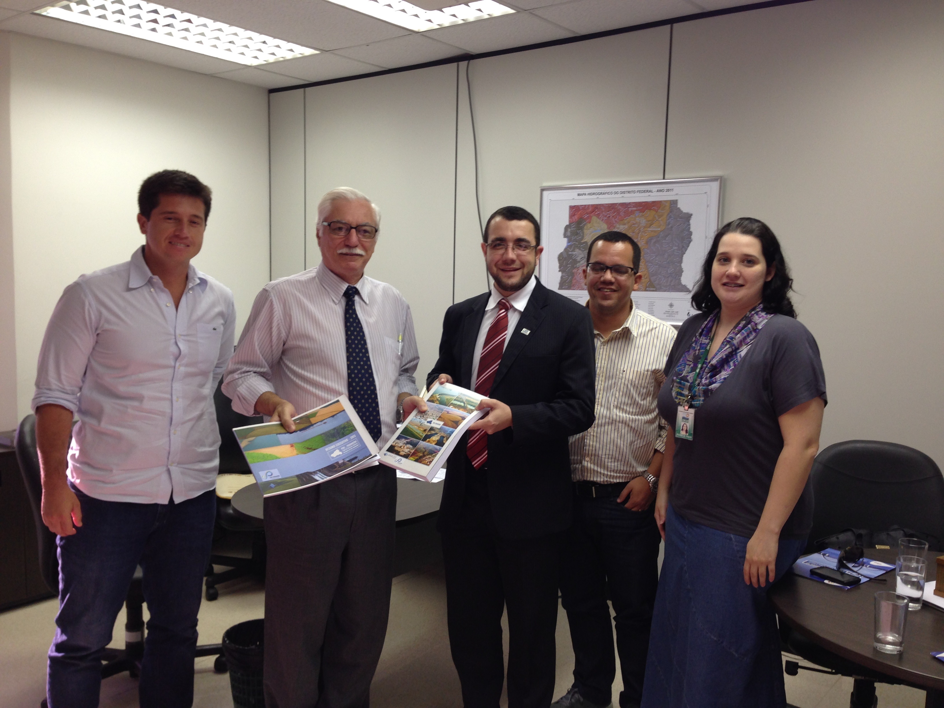 Diretoria do CBH Paranaíba  entrega Resumo Executivo  do PRH da Bacia do Rio Paranaíba à Adasa